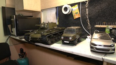 Стріляє кульками та випускає дим: моделіст з Рівного зробив мінікопію танка КВ-1 Стріляє кульками та випускає дим: моделіст з Рівного зробив мінікопію танка КВ-1