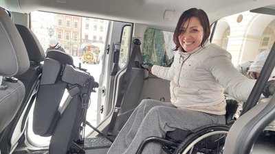 Уляна Пчолкіна й інклюзивний автомобіль, 23 січня 2024. Уляна Пчолкіна й інклюзивний автомобіль, 23 січня 2024.
