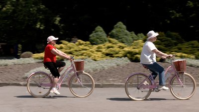 Відвідувачки терцентру на велопрогулянці