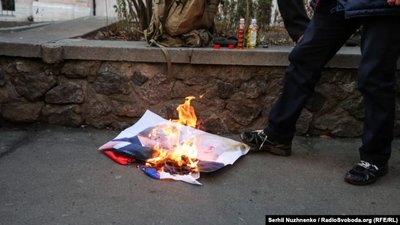 У Києві під посольством Білорусі спалили фото з Путіним і Лукашенком