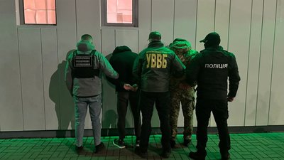 В Ужгороді затримали 18-річного хлопця за підозрою у спробі підкупу прикордонника В Ужгороді затримали 18-річного хлопця за підозрою у спробі підкупу прикордонника