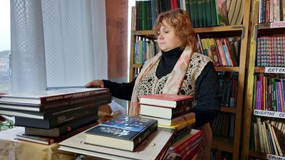 "Про піонерів уже не читають": сільські бібліотеки на Черкащині отримують нові книги