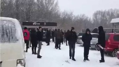 "Не витримують нерви": у Харкові люди з авто на єврономерах пікетують Управління патрульної поліції "Не витримують нерви": у Харкові люди з авто на єврономерах пікетують Управління патрульної поліції
