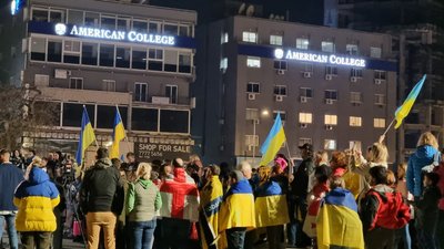 "Тікали з окупації та від російських обстрілів". На Кіпрі херсонці вийшли на мітинг з нагоди річниці війни "Тікали з окупації та від російських обстрілів". На Кіпрі херсонці вийшли на мітинг з нагоди річниці війни