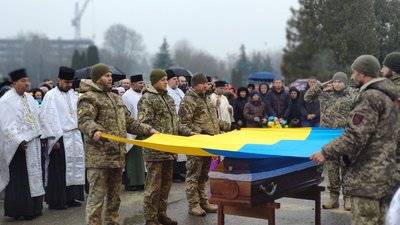 У Тернополі попрощалися із загиблим військовослужбовцем Олегом Зубиком У Тернополі попрощалися із загиблим військовослужбовцем Олегом Зубиком