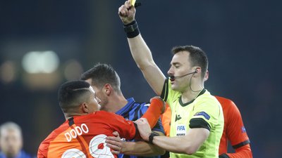 Фелікс Цваєр карає гравця "Шахтаря" Додо жовтою карткою під час матчу ЛЧ