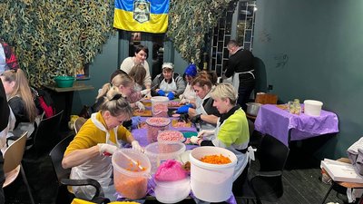 Волонтери з Волині відправили харчі військовим на фронт Волонтери з Волині відправили харчі військовим на фронт