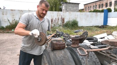 Відновлення після війни: черкаський ветеран ремонтує вантажівку й веде відеоблог