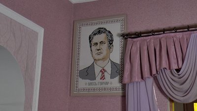Портрет Олеся Гончара, який вишила Людмила Демченко