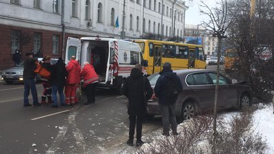 ДТП в центрі Житомира – водію стало зле за кермом і він в'їхав у дерево ДТП в центрі Житомира – водію стало зле за кермом і він в'їхав у дерево