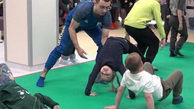 Спортивне тренування для дітей в лікарні Києва. Олімпійський чемпіон з Донецька розповів про вже друге таке заняття Спортивне тренування для дітей в лікарні Києва. Олімпійський чемпіон з Донецька розповів про вже друге таке заняття