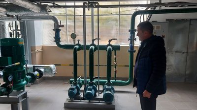 Руслан Мороз показує обладнання в котельні, 18 жовтня 2023. Фото: Суспільне Хмельницький Руслан Мороз показує обладнання в котельні, 18 жовтня 2023. Фото: Суспільне Хмельницький