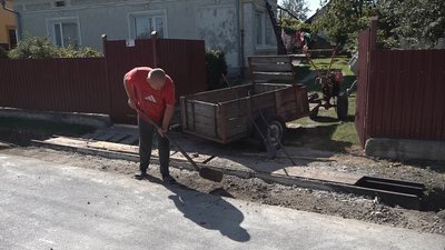 Громада на Тернопільщині робить дорогу, не чекаючи великих політичних рішень