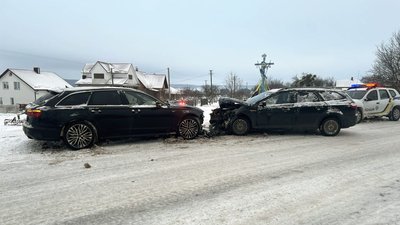 Лобове зіткнення: на Рівненщині в ДТП потрапила родина із малолітніми дітьми