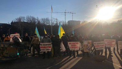Біля Одеської ОДА мітингують рибалки. Вони вимагають квоти на вилов риби Біля Одеської ОДА мітингують рибалки. Вони вимагають квоти на вилов риби