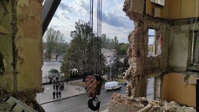 Пошкоджені ракетами будинки Запоріжжя