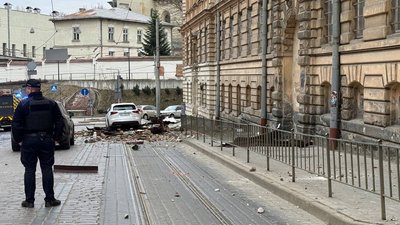 Рятувальники працюють біля ансамблю Бернардинського монастиря після обстрілу 24 березня.