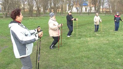 На Волині пенсіонерки захопилися скандинавською ходьбою На Волині пенсіонерки захопилися скандинавською ходьбою