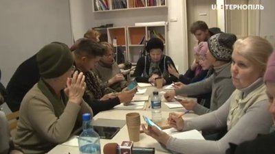 Як користуватися гаджетом: вчилися пенсіонери у Тернополі Як користуватися гаджетом: вчилися пенсіонери у Тернополі