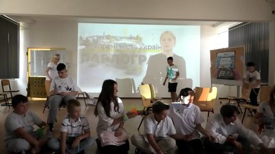 У Лейпцигу відбулась прем'єра вистави "Українські діти. Біженці", яку зрежисерувала харківська акторка У Лейпцигу відбулась прем'єра вистави "Українські діти. Біженці", яку зрежисерувала харківська акторка