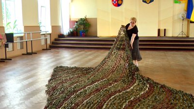 “Чим можемо, тим допомагаємо”: як на Вінниччині плетуть експериментальні маскувальні сітки від російських безпілотників “Чим можемо, тим допомагаємо”: як на Вінниччині плетуть експериментальні маскувальні сітки від російських безпілотників