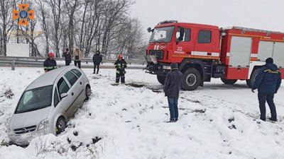 На Хмельниччині рятувальники з кюветів витягнули автівку та рейсовий автобус