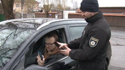 Кожен десятий водій на Закарпатті показує водійське посвідчення через мобільний застосунок «Дія»