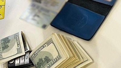 Вилучені гроші під час обшуків у підозрюваних