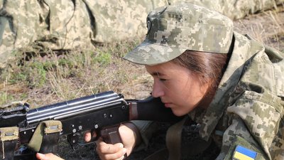 Першокурсники Житомирського військового інституту проходять навчання на полігоні