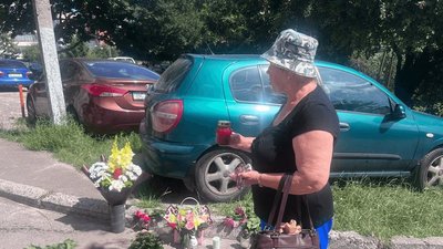 Львів'яни несуть квіти та лампадки до місця вбивства Ірини Фаріон