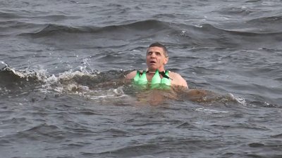 Незрячий черкасець одинадцять років поспіль займається моржуванням Незрячий черкасець одинадцять років поспіль займається моржуванням