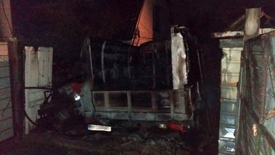 Миколаївські рятувальники загасили пожежу автомобіля Миколаївські рятувальники загасили пожежу автомобіля