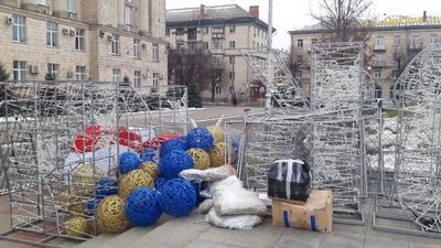 У Черкасах починають встановлювати головну ялинку міста У Черкасах починають встановлювати головну ялинку міста