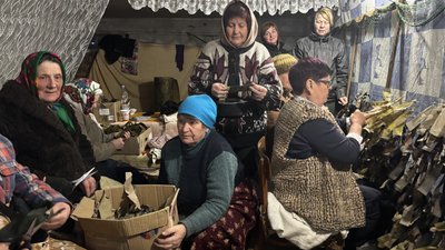 Жінки за плетінням сіток