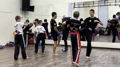 Діти на тренуванні з кікбоксингу в Чугуєві