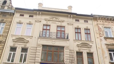 Фасад відреставрованого будинку на вулиці Котлярській, 8, 6 лютого 2024. Фасад відреставрованого будинку на вулиці Котлярській, 8, 6 лютого 2024.