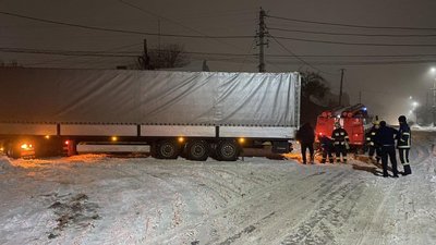 Карета "швидкої" та вантажівки: на Волині витягли зі снігу шість авто