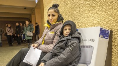 Багатодітним родинам з Харкова видали обігрівачі, які придбали коштом чеських благодійників
