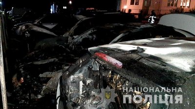 Горіли вночі: у Харкові поліція розслідує пошкодження 7 автівок