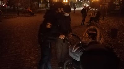 П'яна, без свідомості і з немовлям. У франківському сквері знайшли горе-матір П'яна, без свідомості і з немовлям. У франківському сквері знайшли горе-матір