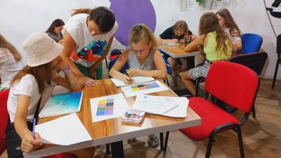 У Житомирі діти військових та переселенців проходять психологічну адаптацію за допомогою арттерапії