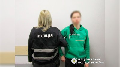 Пограбувала 84-річну жінку та втекла: поліцейські затримали у Ніжині підозрювану
