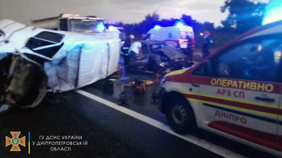 Зіткнення вантажівки, автобусу та легковиків на Дніпропетровщині: четверо постраждалих, є загиблий Зіткнення вантажівки, автобусу та легковиків на Дніпропетровщині: четверо постраждалих, є загиблий