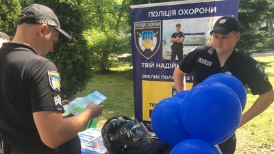 У Житомирі поліцейські організували "Безпекове містечко", де проводили зустрічі з дітьми У Житомирі поліцейські організували "Безпекове містечко", де проводили зустрічі з дітьми