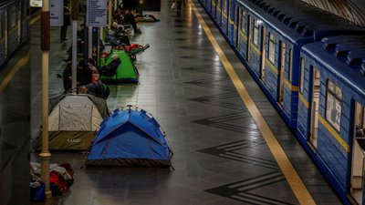 Люди ховаються в метро в Києві