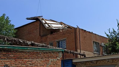 На Миколаївщині вітер зірвав дах місцевого суду. Десятки документів рознесло навколо На Миколаївщині вітер зірвав дах місцевого суду. Десятки документів рознесло навколо