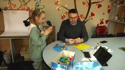 Героїв мультфільму діти створюють з пластиліну, каже керівник гуртка анімації Вадим Подзігун. Героїв мультфільму діти створюють з пластиліну, каже керівник гуртка анімації Вадим Подзігун.