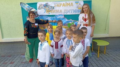 "Україна очима дитини": у житомирському дитсадку до Дня Державності діти виготовляли українську символіку "Україна очима дитини": у житомирському дитсадку до Дня Державності діти виготовляли українську символіку
