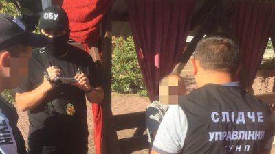 На Закарпатті посадовця Держгеокадастру затримали на хабарі