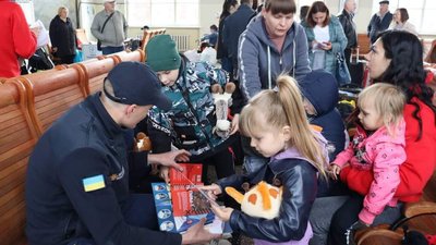 На Житомирщину прибув ще один евакуаційний потяг з переселенцями з Донеччини На Житомирщину прибув ще один евакуаційний потяг з переселенцями з Донеччини